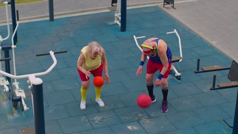 Equipo-De-Baloncesto-Senior-Pareja-Hombre-Mujer-Jugando-Con-Pelota,-Practicando-Regate-En-El-Patio-De-Recreo