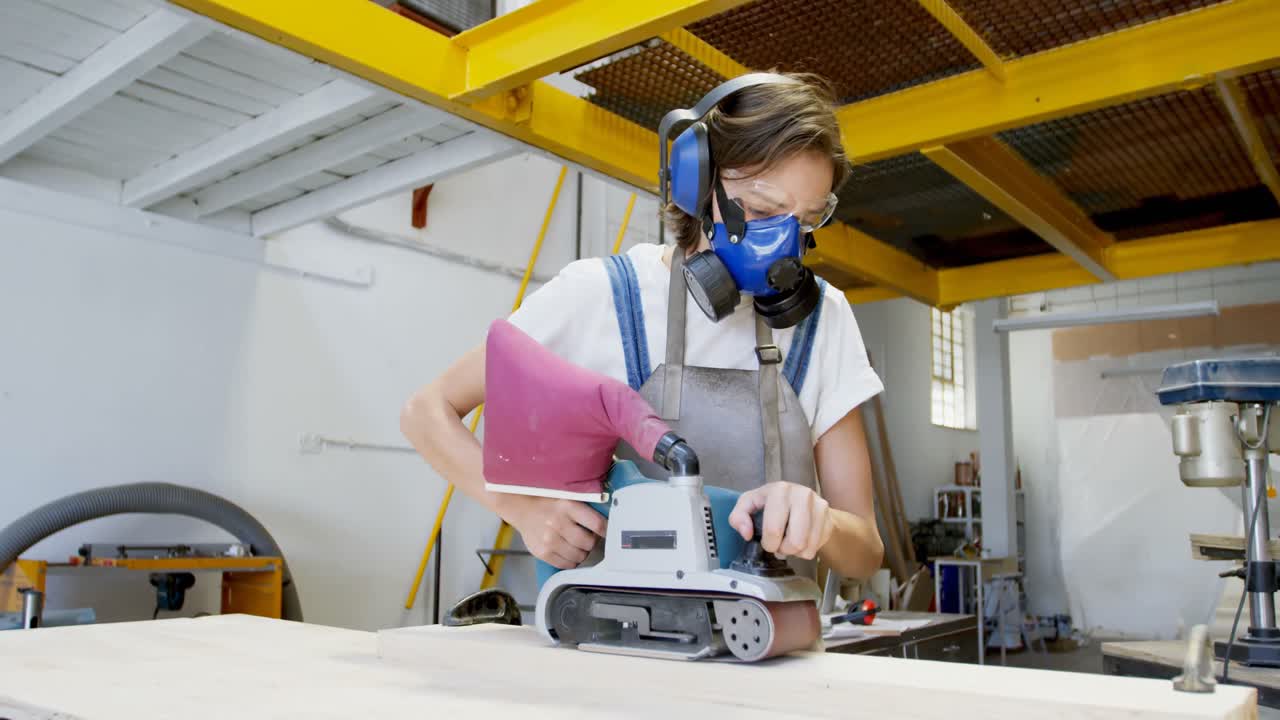 soldadora que utiliza una máquina de lijado de madera 4k