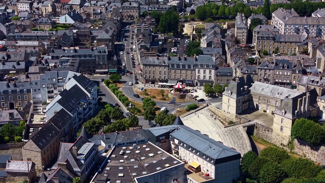フランス、ディナンにある、歴史的建造物と通りに囲まれたメリーゴーランドのあるデュクロ・ピノ広場。ドローン空撮。