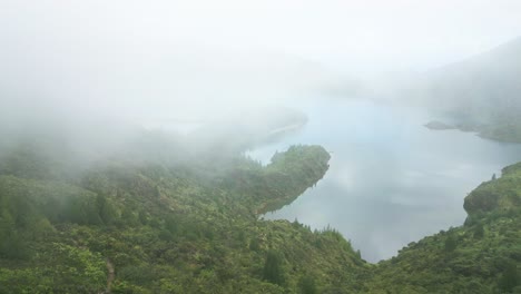 Nebliger-Blick-Auf-Den-See-Lagoa-Do-Fogo-Und-Die-üppigen-Grünen-Hügel,-Eingehüllt-In-Nebel