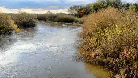 Aguas-Abajo-De-Fishlake,-South-Yorkshire,-El-Río-Don-Sigue-Siendo-Muy-Alto-Y-Caudaloso.