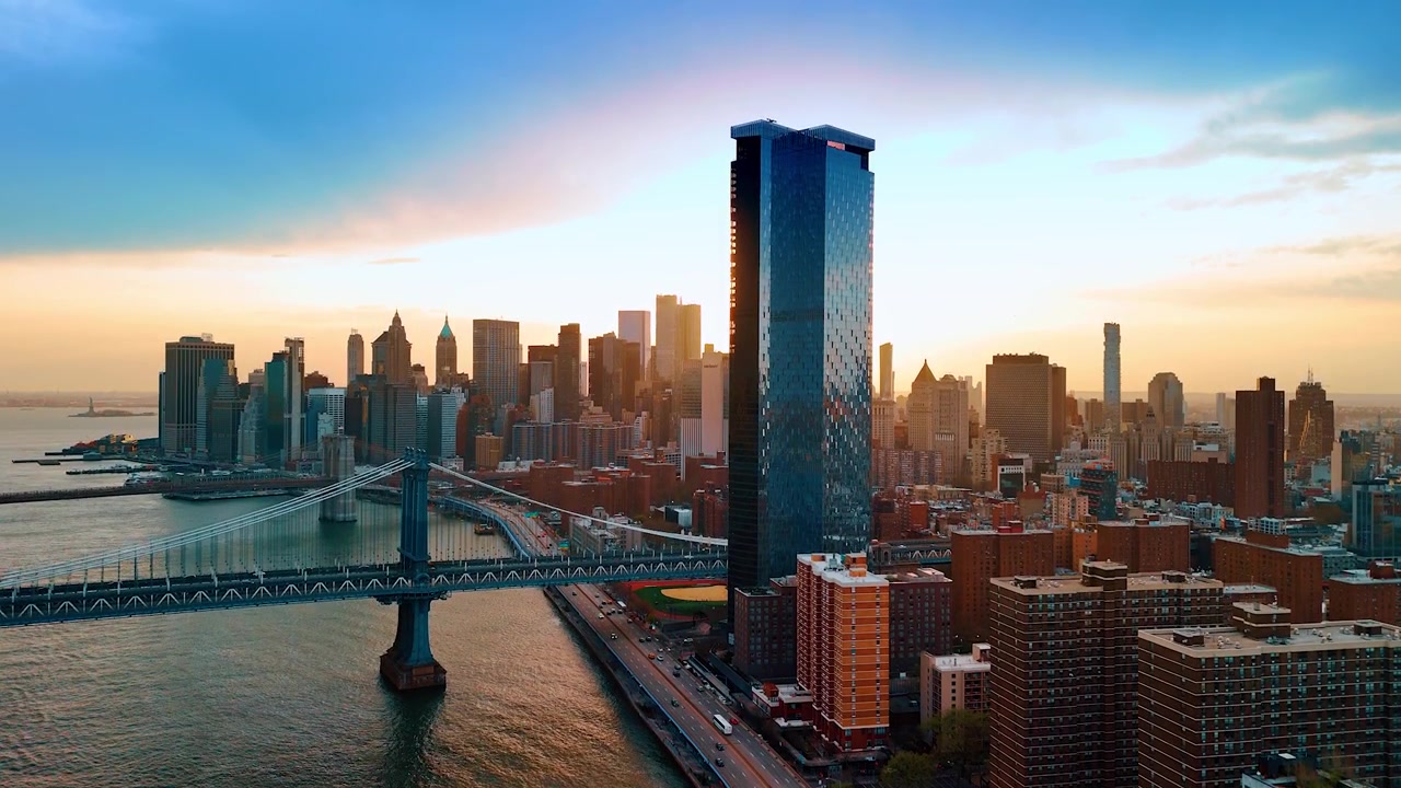 Sopra l'East River al tramonto. Rivelando uno splendido scenario sui ponti di Manhattan e Brooklyn e sullo skyline di Manhattan