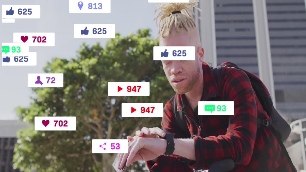 animación de iconos de las redes sociales sobre un hombre albino afroamericano usando un reloj inteligente en la calle