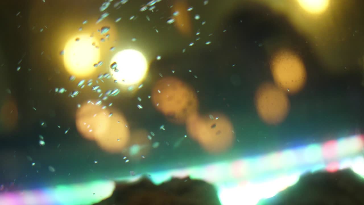 음료를 통해 밤의 불빛