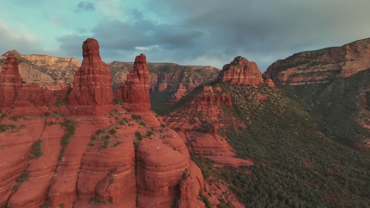 rocas rojas escénicas de sedona, arizona, ee.uu. - toma aérea de un dron