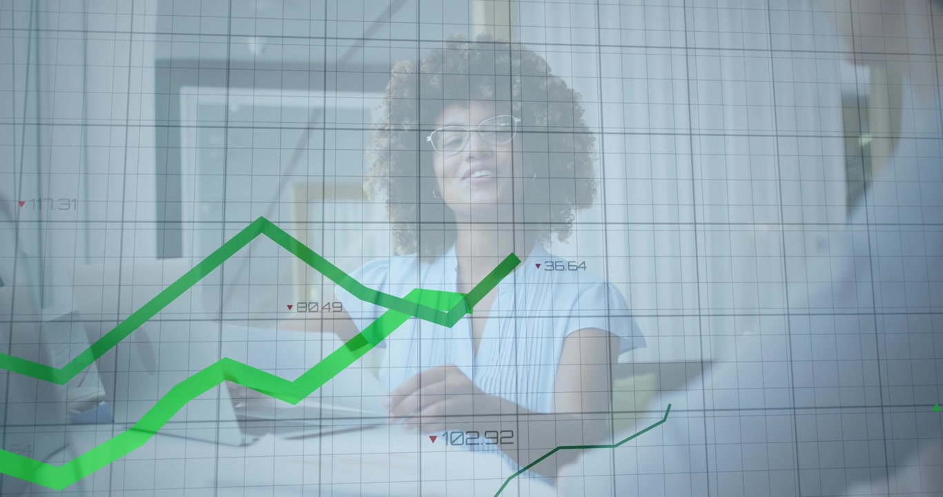 Animatie van groene lijnen, statistieken en financiële gegevensverwerking over zakenmensen op kantoor