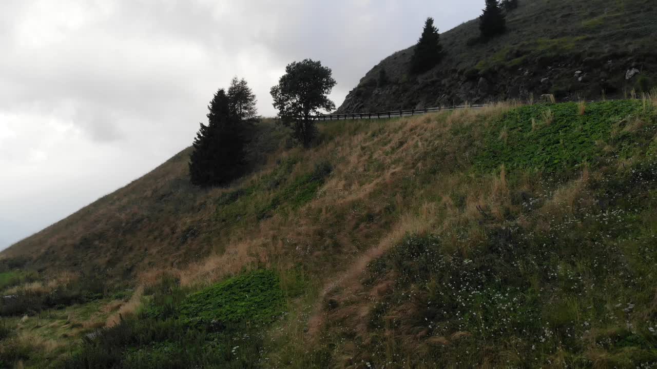 maniva pre-alps, lombardia, italy의 풍경에서 안개가 자욱한 날의 공중 클립