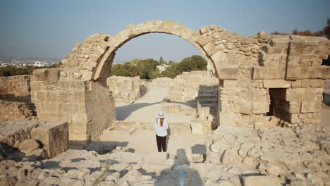 mujer explorando antiguas ruinas en chipre