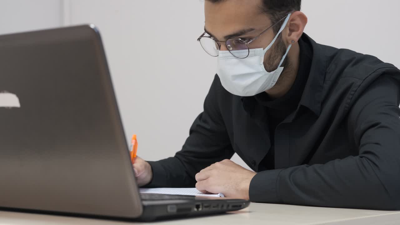 trabajo de estudiante enmascarado