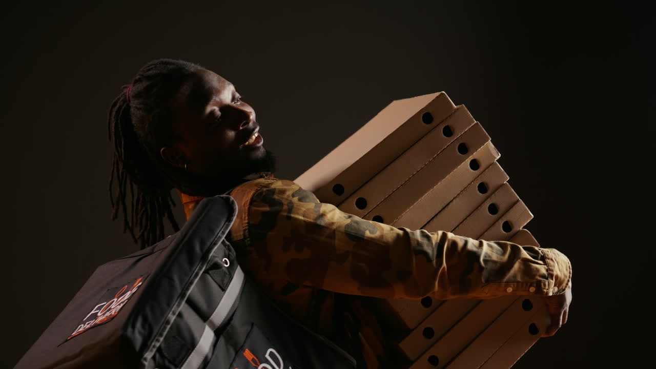 mensajero de comida para llevar entregando un enorme pedido de pizza en la cámara