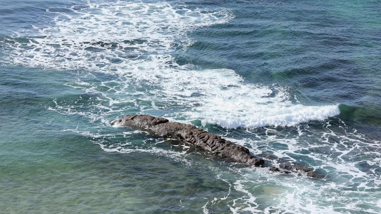 카스카이스의 작은 파도가 있는 녹색의 거대한 바다