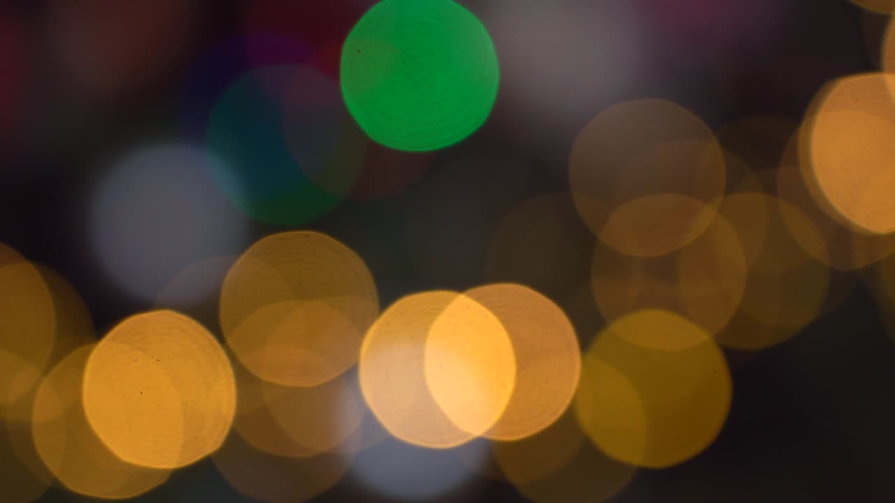 brillantes círculos de colores abstractos desenfocados luces de navidad fondo. luces de hadas borrosas. fuera de foco fondo de vacaciones árbol de navidad. bokeh de luz del árbol de xmas. tema de xmas y año nuevo. video 4k