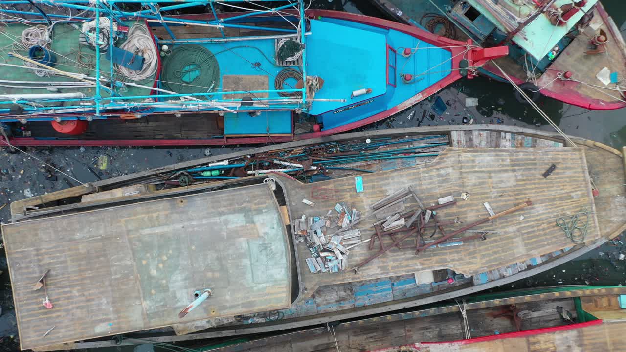 항구 에 있는 많은 어선 들 의 공중 사진