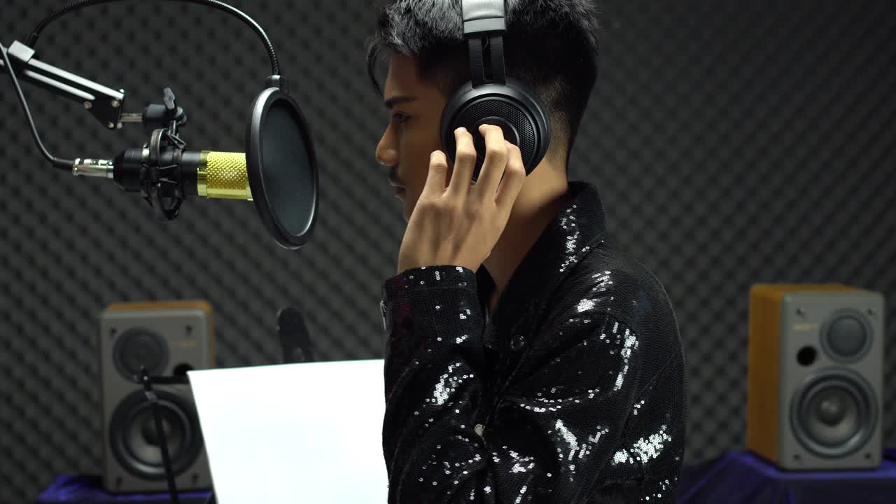 아시아 십대 남자 검은 머리 귀마개 헤드폰 매달려 마이크 콘덴서 위에 전원 소리와 함께 큰 소리로 노래