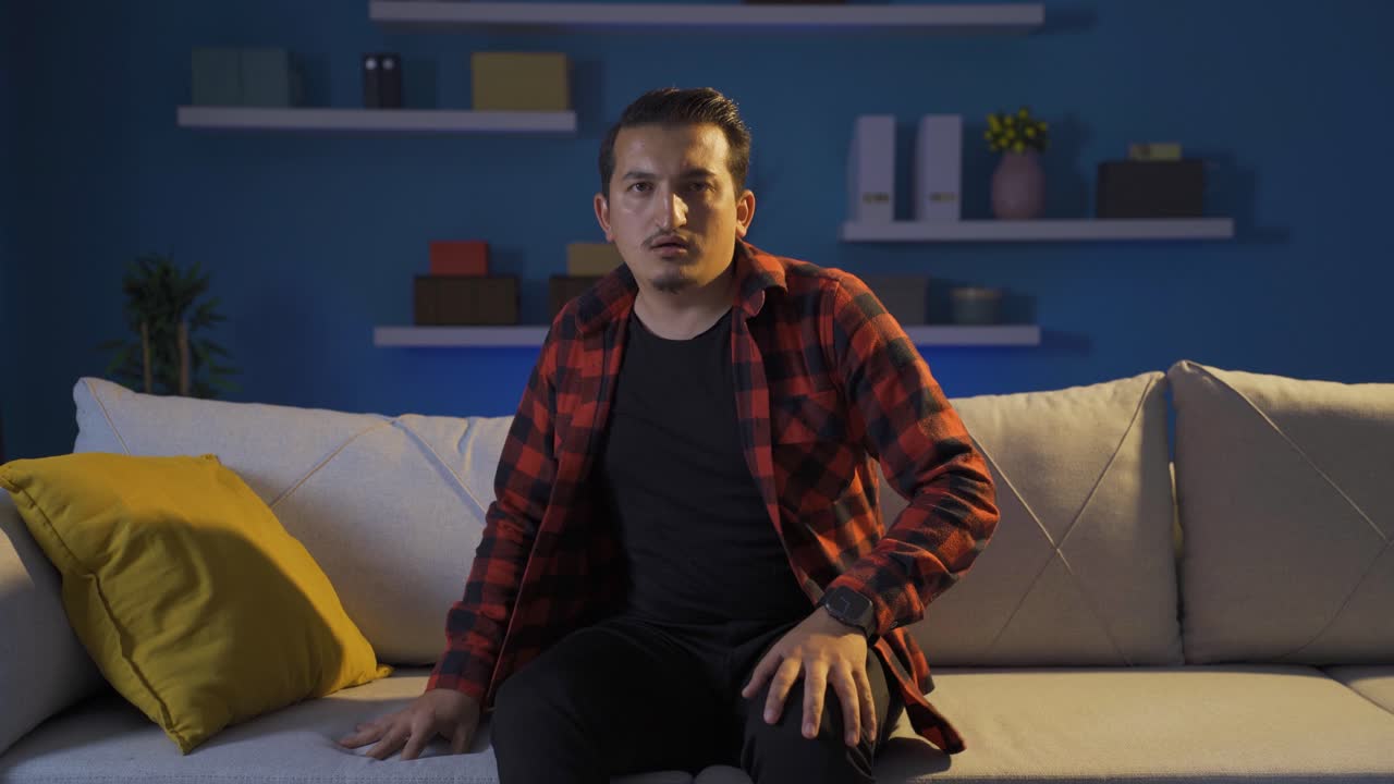 Uomo che guarda in camera con espressione impaurita