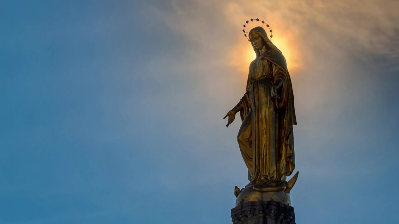 Monumento della Santa Maria con il sole dietro di esso nella piazza di fronte alla Cattedrale, timelapse a Zagabria, Croazia. Cielo blu in una giornata di sole. Vista ravvicinata.