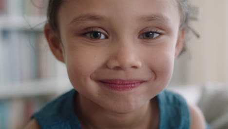 Retrato-De-Una-Niña-Feliz-Sonriendo-Con-Curiosidad-Natural-De-La-Infancia,-Mirando-A-Un-Niño-Alegre-Con-Expresión-Inocente-Y-Juguetona,-Imágenes-De-4k