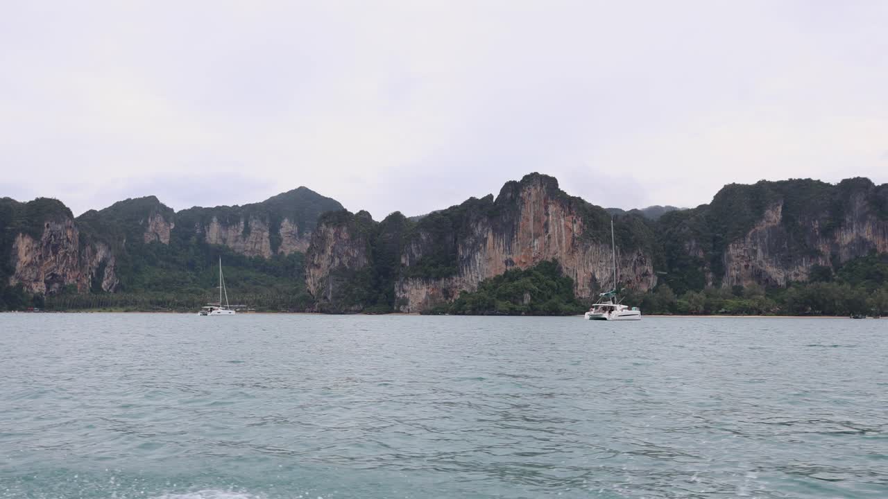 경치 좋은 보트 타기 크라비의 바위 형태를 지나