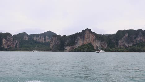 paseo en barco por las formaciones rocosas de krabi