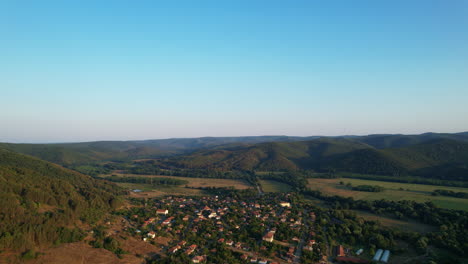 Drone-Disparó-Sobre-Pueblo-Búlgaro-En-Colinas-Y-Bosques-04