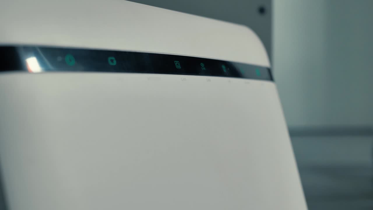 actualizado: router wi-fi, red doméstica, tecnología inalámbrica. un router de internet wi-fi con tres computadoras conectadas a una red local parpadea luces en una habitación oscura.