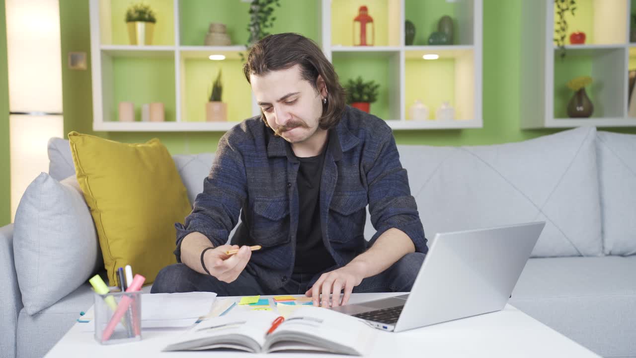 el hombre con un trastorno de atención está distraído del trabajo.
