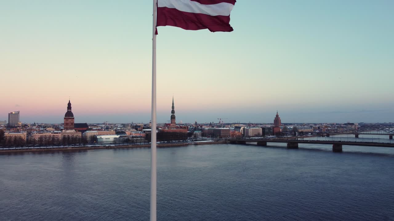 장엄한 리가의 도시를 배경으로 한 라트비아 국기 물결, 조감도