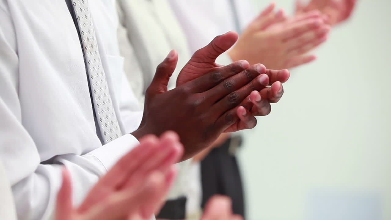 gente de negocios sonriente aplaudiendo