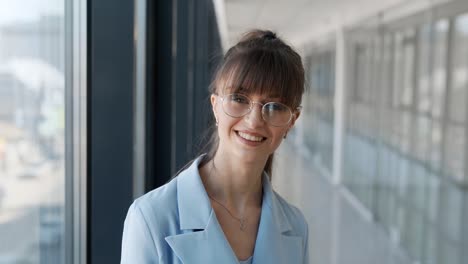 Retrato-De-Una-Joven-Hermosa-Con-Traje-De-Negocios-Y-Gafas