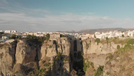 en los acantilados del sur de españa se encuentra la ciudad medieval de ronda con sus espectaculares puentes y arcos con vistas a las vastas llanuras de andalucía.