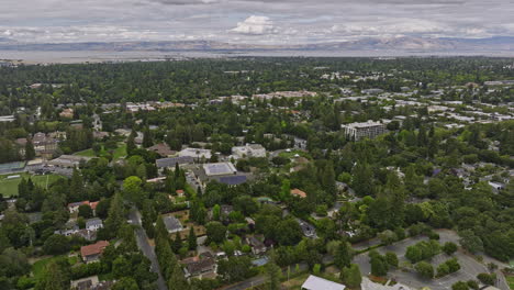 Atherton-California-Antena-V9-Cinematográfico-Drone-Sobrevuelo-Barrio-Rico-A-Través-Del-Prestigioso-Terreno-Del-Campus-De-La-Escuela-Privada-Menlo-Con-Vistas-A-La-Bahía-En-El-Horizonte---Filmado-Con-Mavic-3-Cine---Junio-De-2022