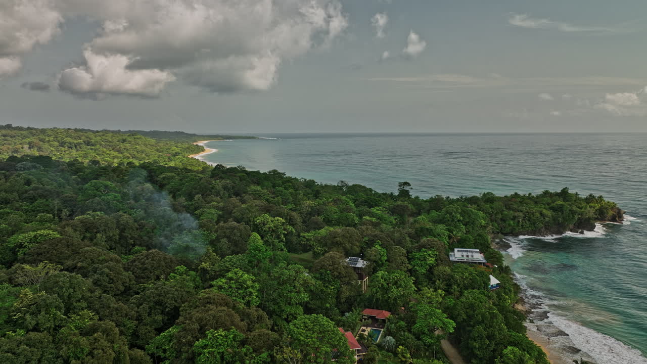 bocas del toro panamá antena v5 elevación drone flyover panza, revelar toma capturando hermoso paraíso de verano aislado bluff beach con paisaje marino azul turquesa - filmada con mavic 3 cine - abril de 2022