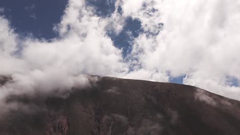 hermoso paisaje montañoso rodeado de nubes en el norte de argentina, ruta nacional 52, jujuy