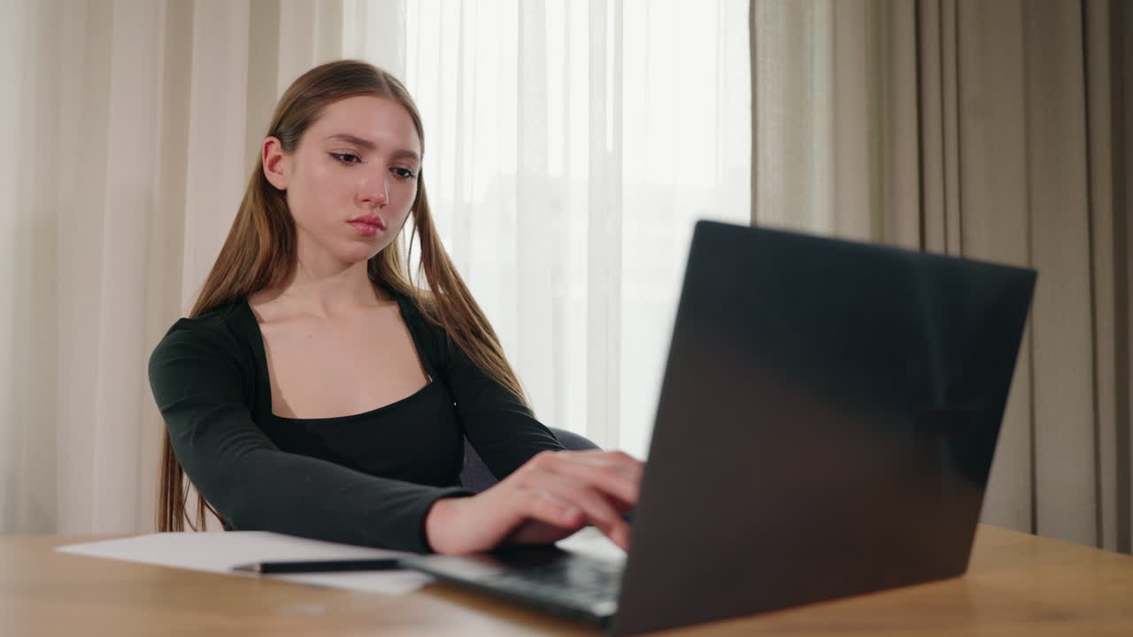 집에서 노트북에서 일하는 여자