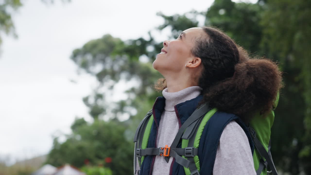 mujer africana feliz, haciendo senderismo