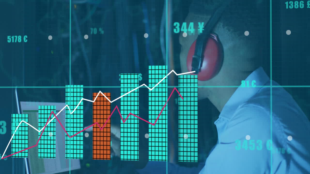 animación de procesamiento de datos financieros sobre empresario afroamericano trabajando en la sala de servidores