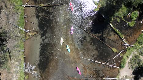 Kajakfahren-Auf-Dem-Klaren-Wasser-Des-Spring-Creek-Im-Südlichen-Oregon