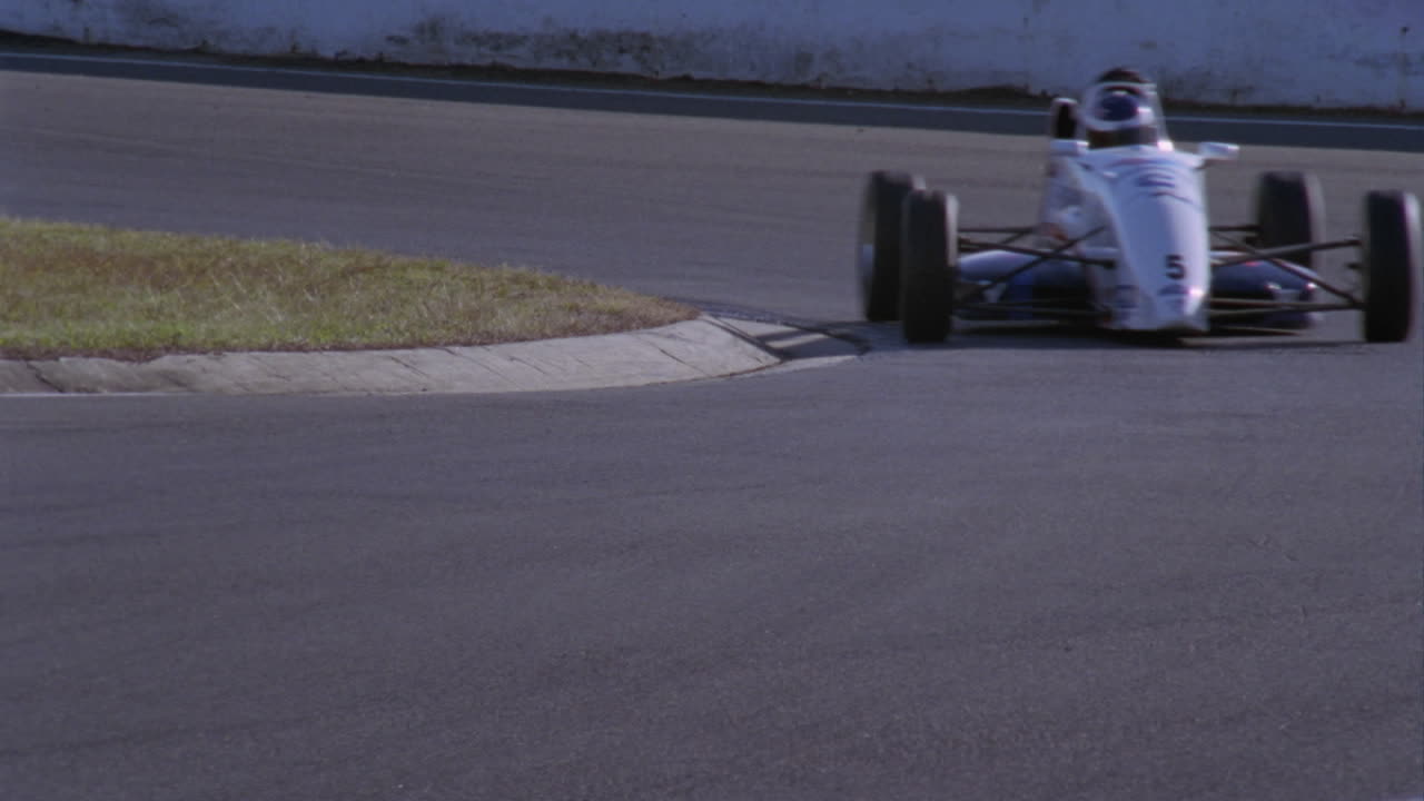 los autos corren alrededor de una curva cerrada