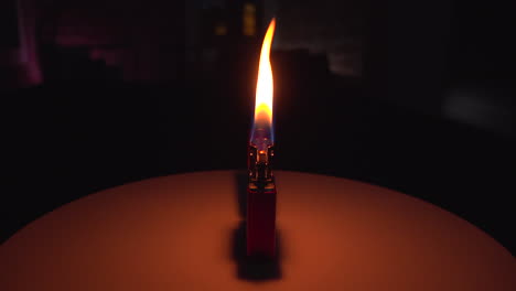 Burning-Original-Zippo-lighter-in-a-dark-environement