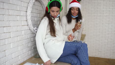 amigos celebrando la navidad