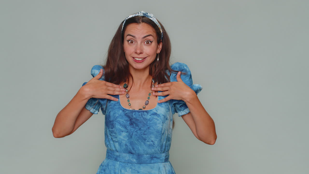 confundido molesto disgustado joven señalando con los dedos a sí misma, rechazo, negativa, señal de parada