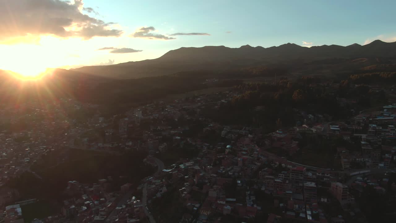 vista aérea de 4k de drones al atardecer rodeando en casi 360 grados la ciudad de cusco en perú