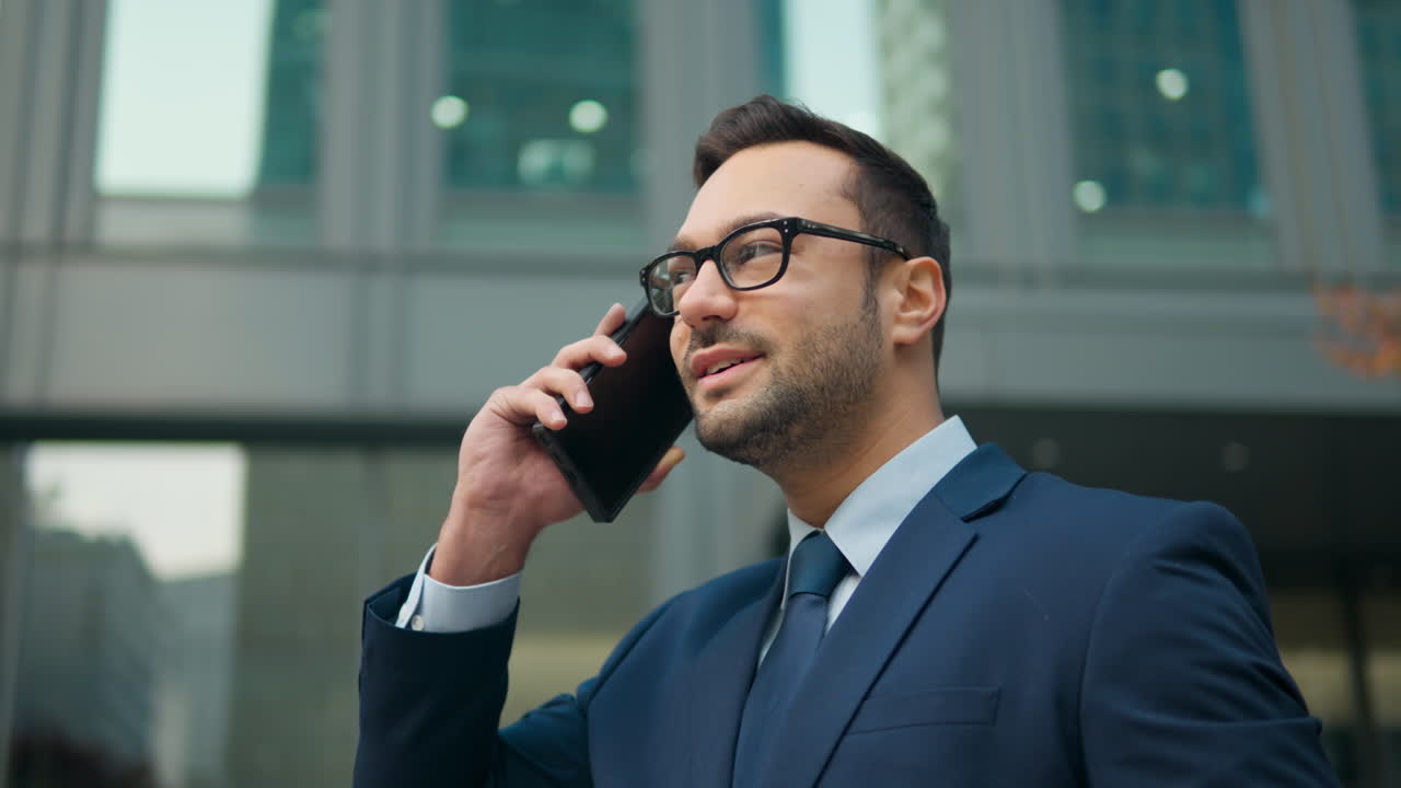 hombre francés alegre hablando por teléfono móvil en la terraza de la oficina al aire libre feliz sonriente empresario empleador director ejecutivo conversación teléfono inteligente en la ciudad conversación de negocios amistosa llamada de teléfono celular - retrato
