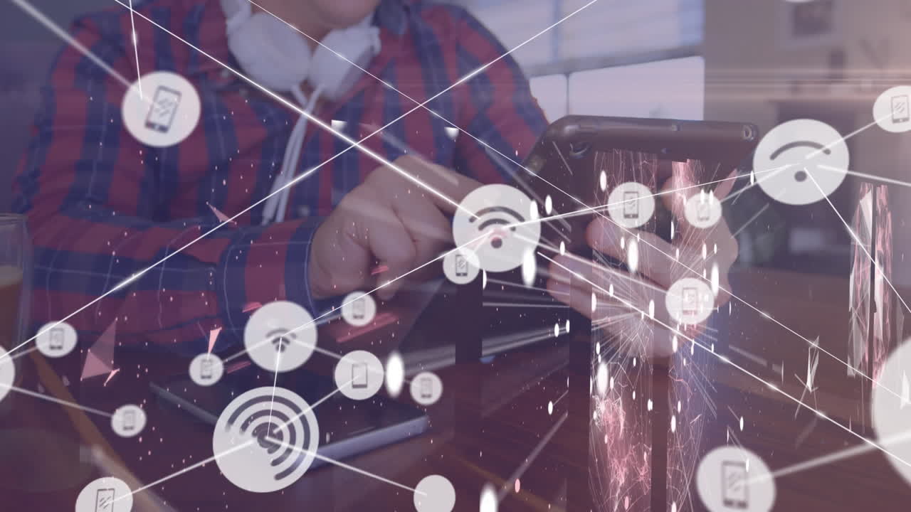 사무실에서 디지털 태블릿을 사용하는 사람의 중간 섹션에 대한 디지털 아이콘의 네트워크