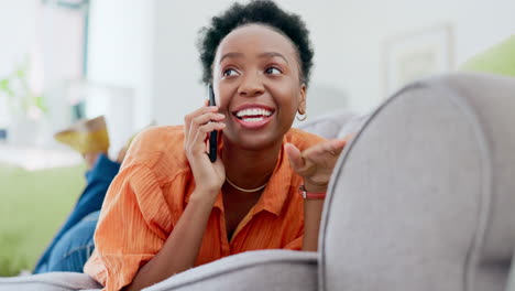 Entspannen-Sie-Sich,-Telefonanruf-Und-Schwarze-Frau-Auf-Der-Couch