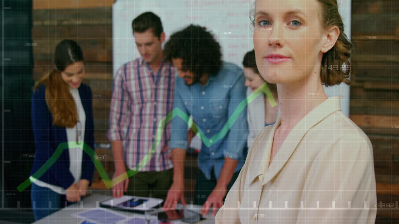 animación del procesamiento de datos financieros sobre diversas personas de negocios en la oficina
