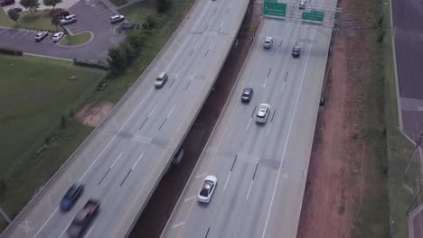 vista aérea del tráfico en las carreteras