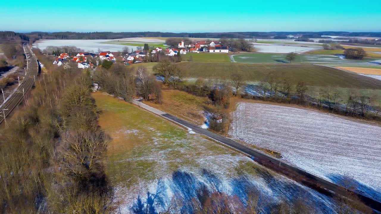 눈 인 시골과 마을을 가로질러 어있는 철도