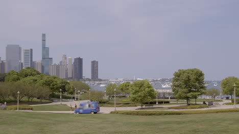 cacerola lenta sobre el césped de hiedra en chicago con el lago michigan y el hermoso horizonte de la ciudad en el horizonte en un día soleado de verano