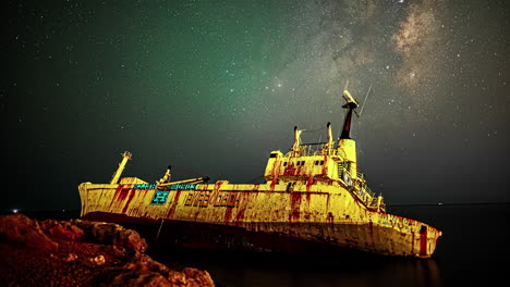 La-Vía-Láctea-Pasa-En-Un-Cielo-Estrellado-Sobre-El-Naufragio-Del-Edro-Iii-En-Una-Costa-Rocosa-De-Chipre